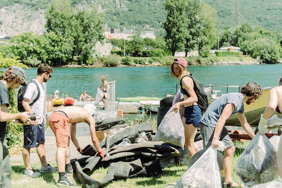 Raccolta rifiuti lago