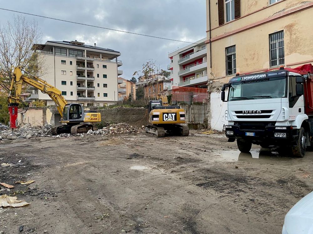 Italia - Teramo Università, Demolizione e trasporto macerie