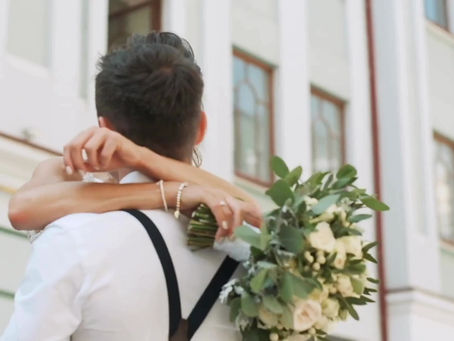 When planning a wedding, choosing the right wedding décor ideas can completely transform the atmosphere of your celebration. From elegant table settings to carefully selected floral arrangements, every detail contributes to a cohesive and memorable design.