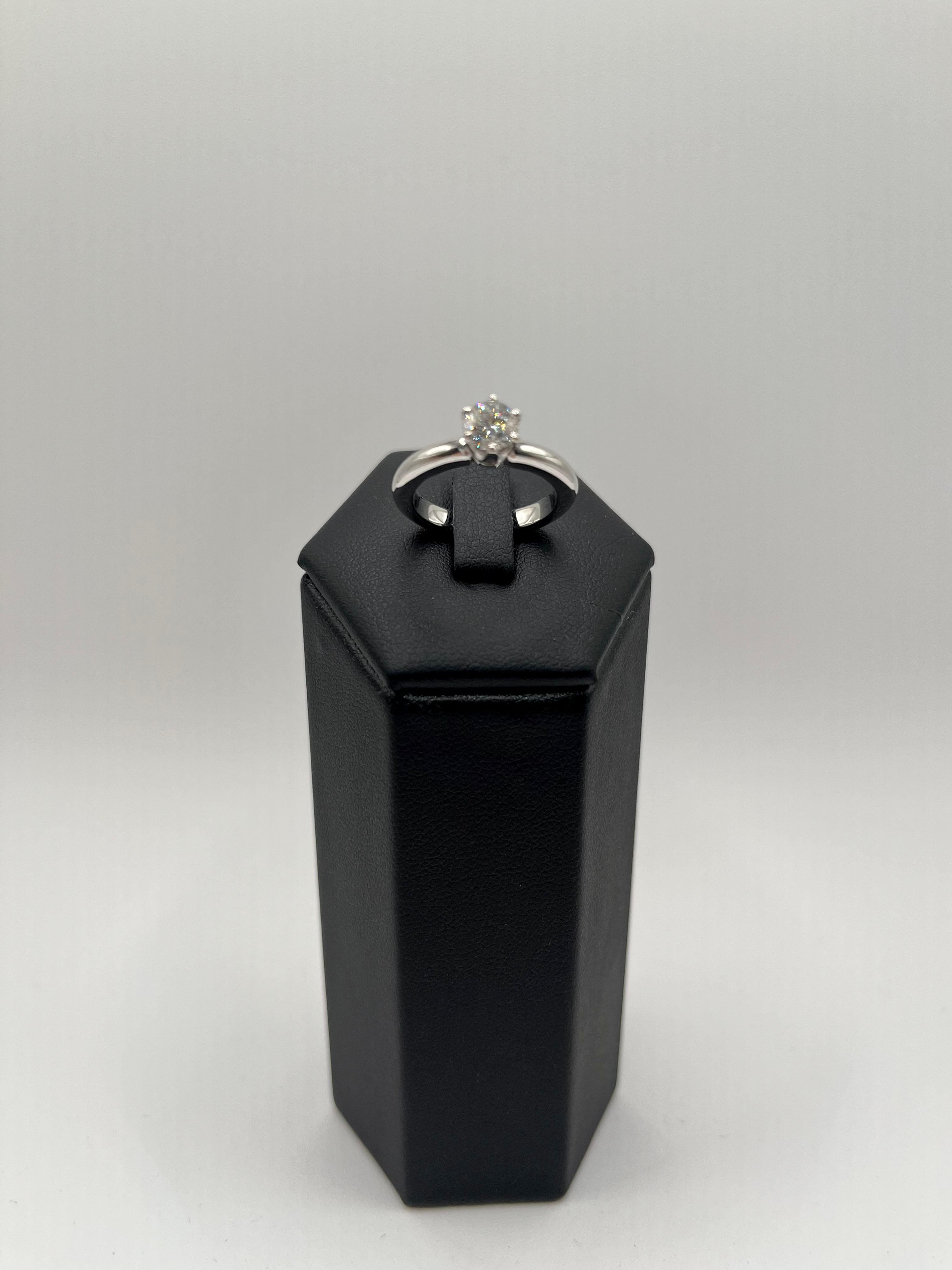 Anello oro bianco con diamante