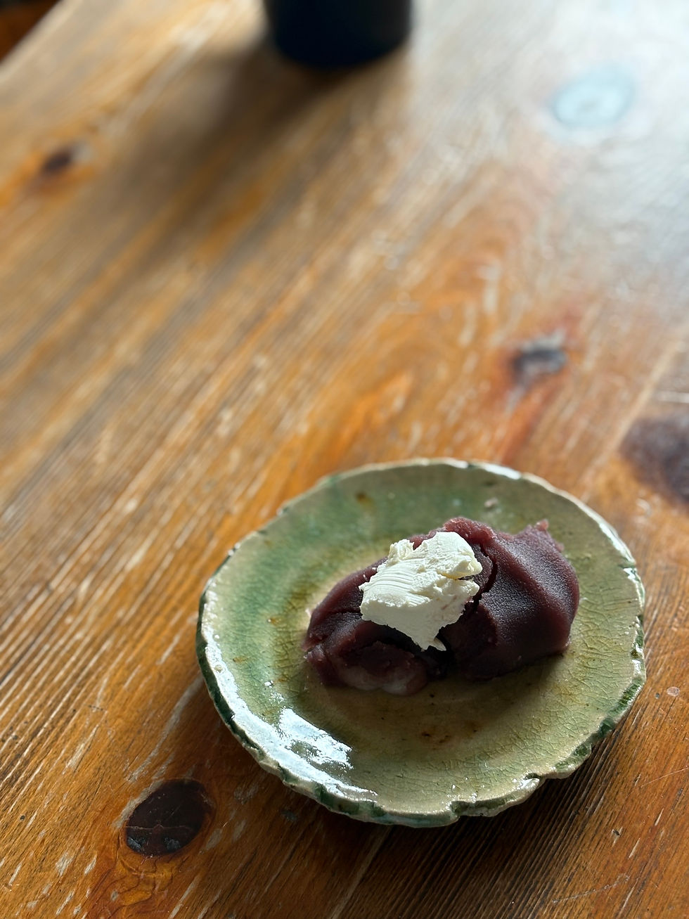 赤福にチーズクリームをオン。激しく美味&ギルティ。(ホントは何個も食べた)