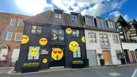 סמיילים על הבניין בנוטינג היל