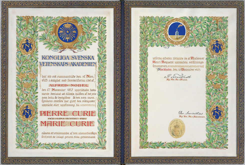 Diploma del Premio Nobel de Física, otorgado en diciembre de 1903 a Pierre y Marie Curie. Ambos compartieron esta distinción con Henri Becquerel, cuyo nombre se menciona en el documento. By Sofia Gisberg, uploaded and retouched by Jebulon - Public Domain, https://commons.wikimedia.org/w/index.php?curid=75189767