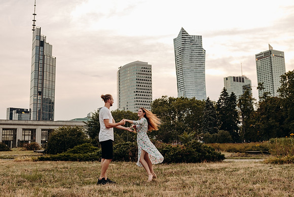 Miejska-sesja-narzeczenska-w-centrum-Warszawy-Czysta-Forma-fotograf-slubny-Warszawa-sesja-