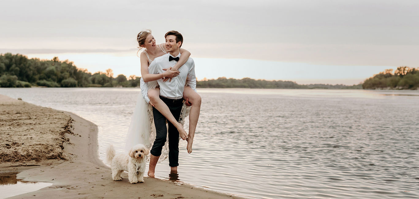 Czysta-Forma-naturalna-fotografia-slubna-w-duecie-fotograf-slubny-Warszawa-sesja-z-psem.jp