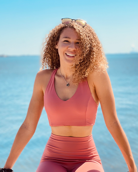 picture of zoe dawn scott smiling with ocean in background