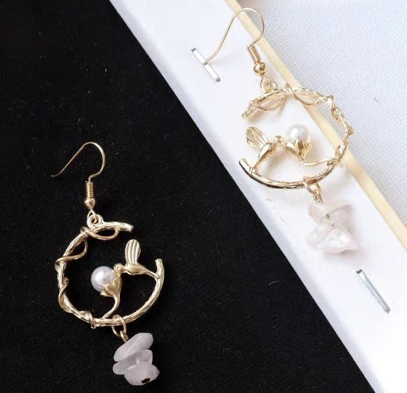 Modische Hakenohrringe mit vergoldetem Vogelelement