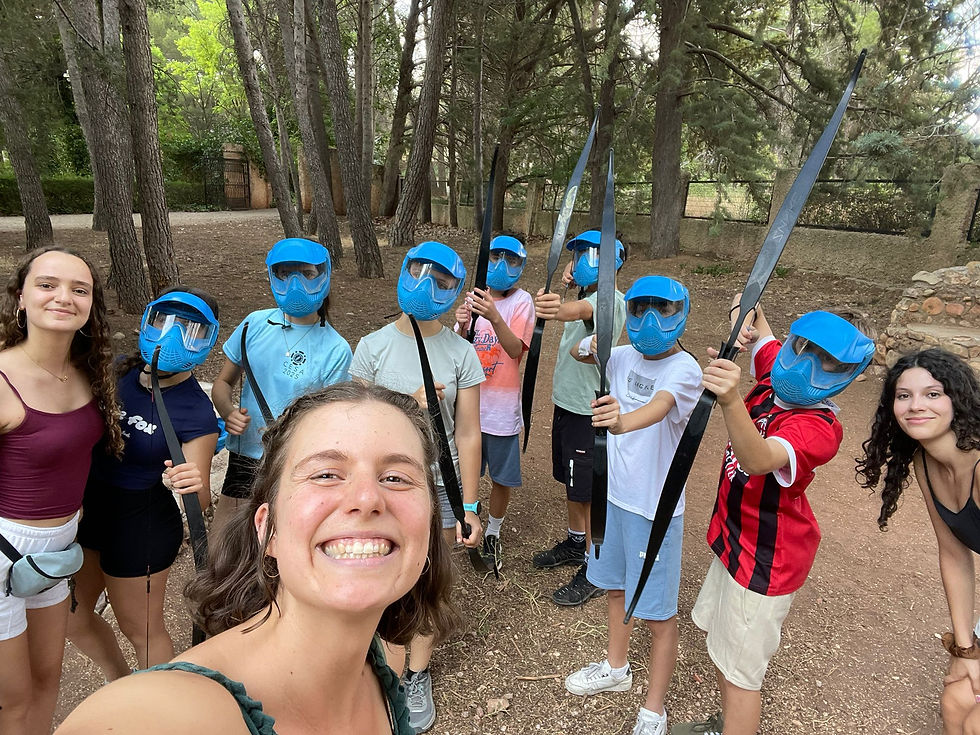 grupo de scouts frente al albergue de la Granja Escuela Atalaya