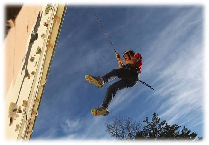 Actividad de rocódromo de la Granja Escuela Atalaya