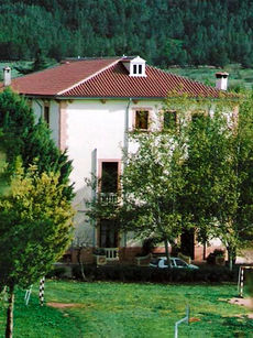Fachada principal de la casa rural de la granja escuela Atalaya de Alcaraz