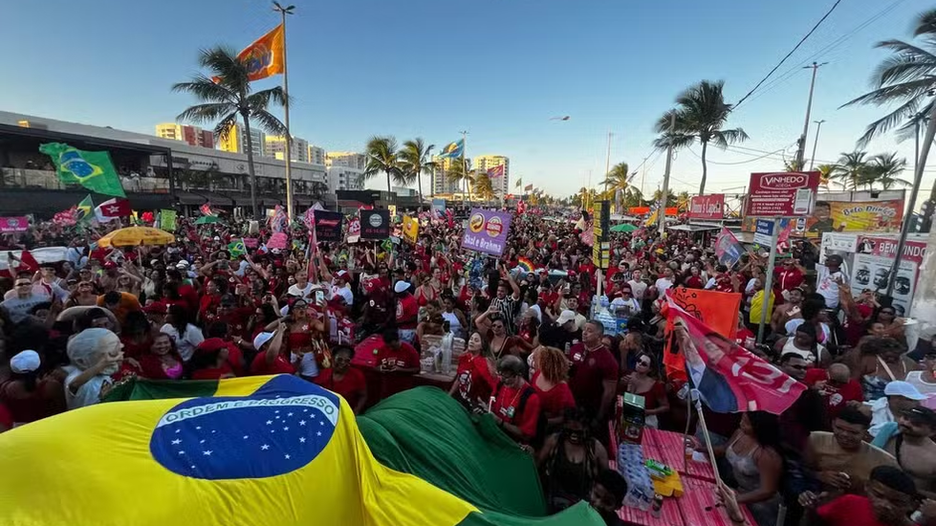 Lula faz ato na Paulista e pede que eleitores convençam quem não foi votar no 1º turno: 'Temos obrigação de conversar'