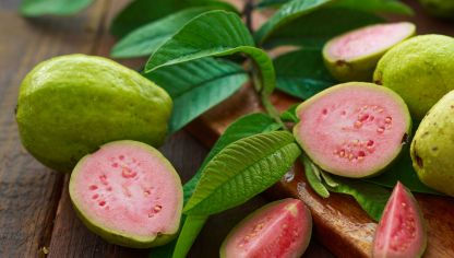 FRUTA QUE AYUDA A REDUCIR EL COLESTEROL MALO Y TIENE MÁS VITAMINA C QUE LA NARANJA