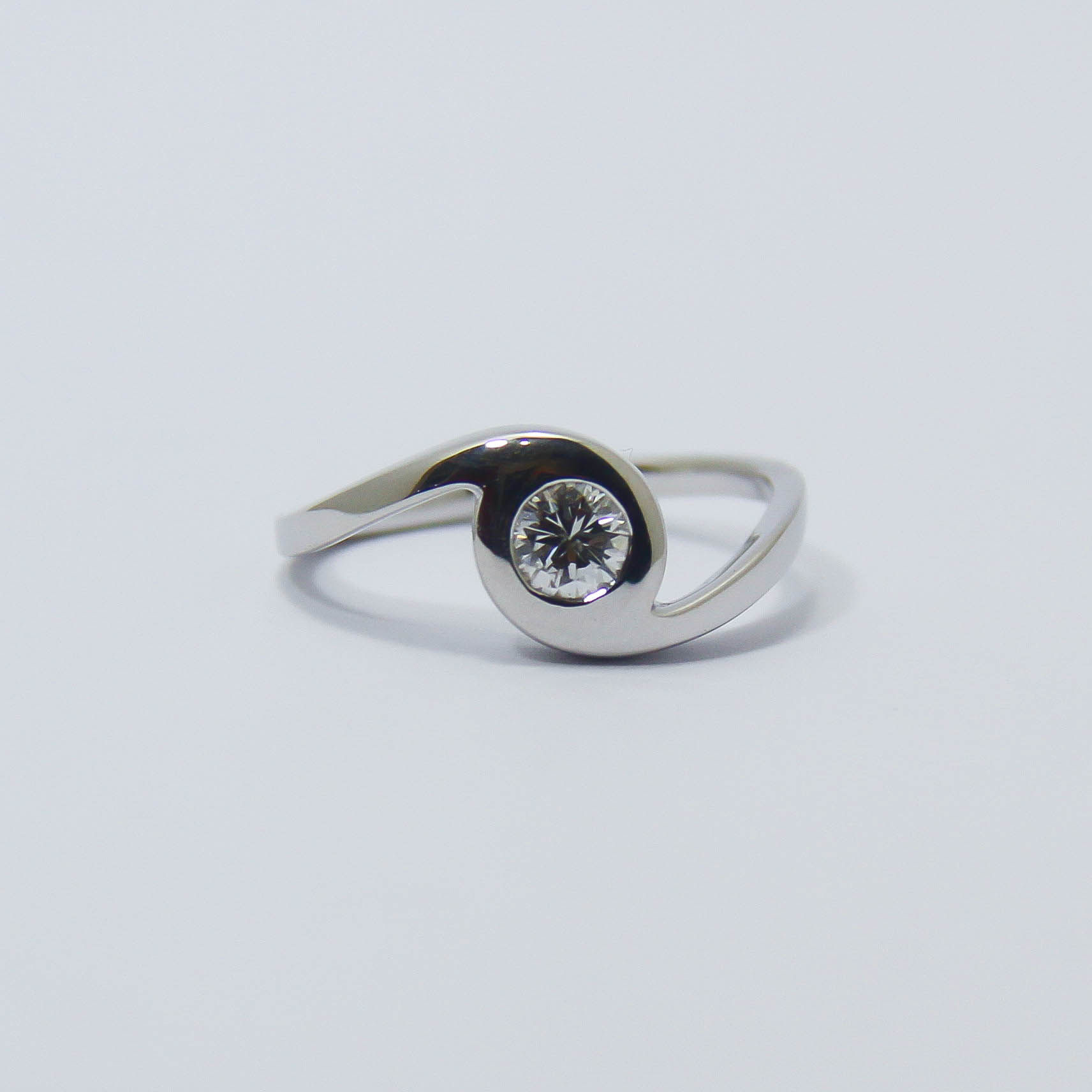 Anel Solitário em Ouro Branco com Diamante 18k-750