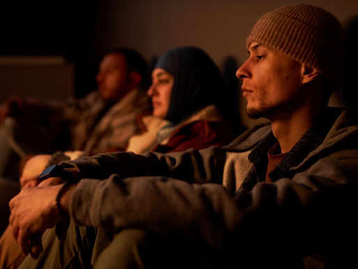 电影中的“沉默”：静态画面如何营造紧张氛围