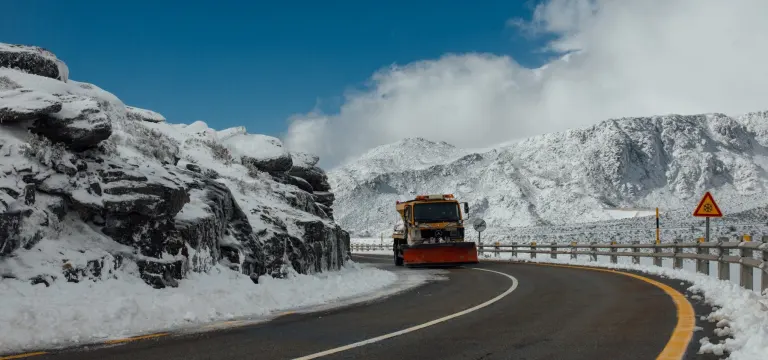 Estradas com neve na Serra da Estrela