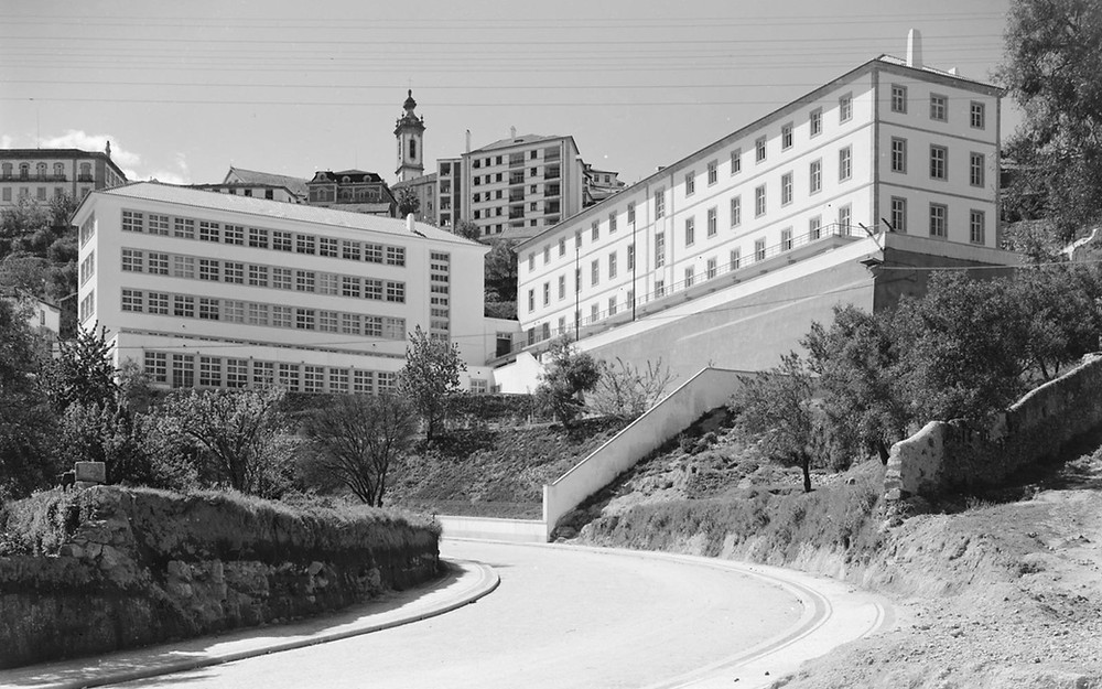 Vista da Escola Industrial Campos Melo na Covilhã, edifícios imponentes.
