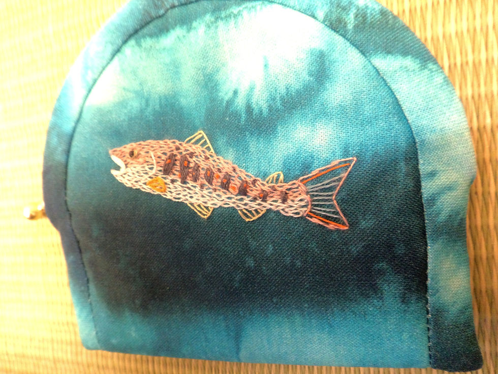 Thumbnail: アマゴ手刺繍の小物入れ