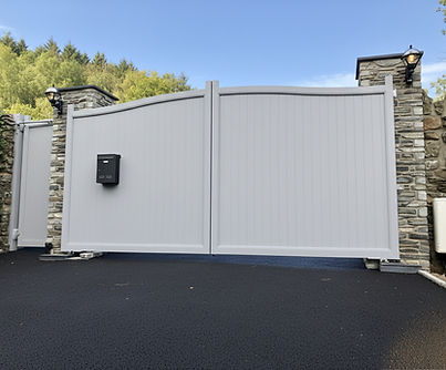 I cancelli in alluminio ranch offrono design personalizzabili per sicurezza e stile. Garan