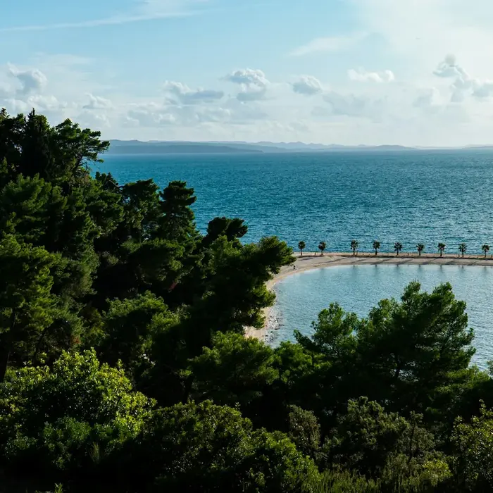  Flexible private driver Split service coordinating beach detours and hidden coastal lookouts.
