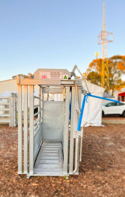 Allrounder cattle crush with hydra lock bale squeeze