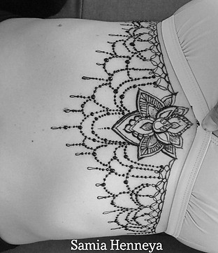 Tatouage poitrine henné