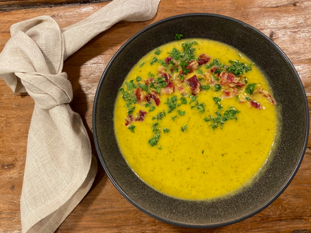 Efterårssuppe med grøntsager og baconknas