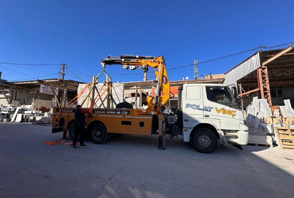 Polat vinç, profesyonel vinç operatörü iş başında