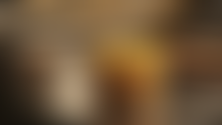 Pommes und Chicken Nuggets in einem Frittierkorb in einer Restaurantküche.