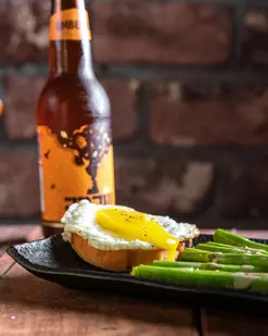 אספרגוס צלוי עם ביצת עין על בריוש