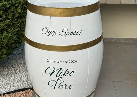 Botte decorativa dipinta a mano bianca con stencil verde scuro, cerchi oro , ideale per eventi.