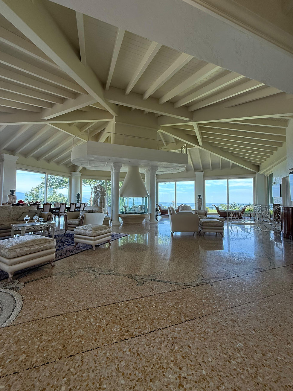 interno di un'abitazione tinteggiata di bianco.