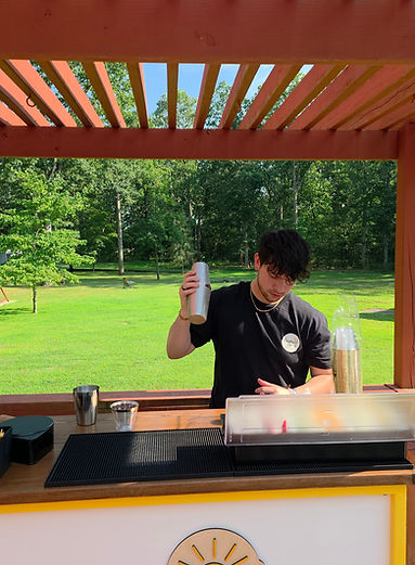 A skilled Sunshine Sips bartender prepares a handcrafted cocktail at an outdoor event in South Jersey. With professional service, custom drink menus, and an eye for detail, Sunshine Sips delivers unforgettable bar experiences for weddings, private parties, and celebrations across the region.