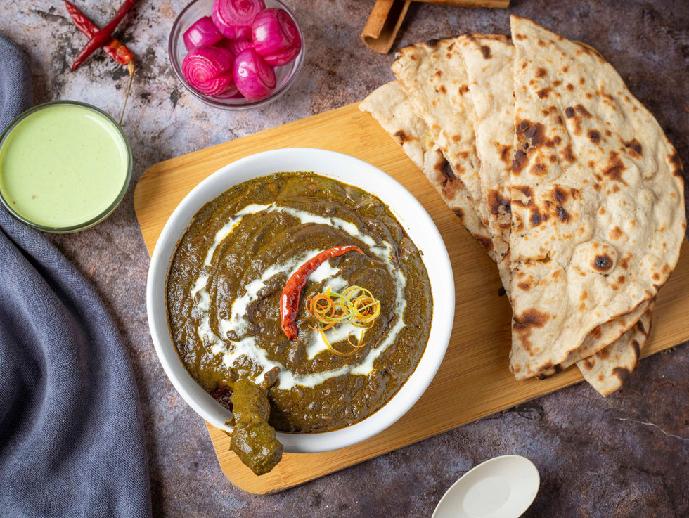 palak saag with butter naan - Urban Production House food photography