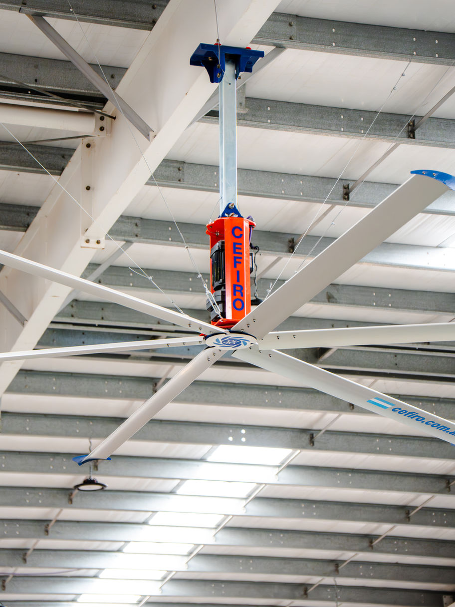 Ventilador industrial gigante de techo HVLS CÉFIRO modelo CF36 instalado en un galpón