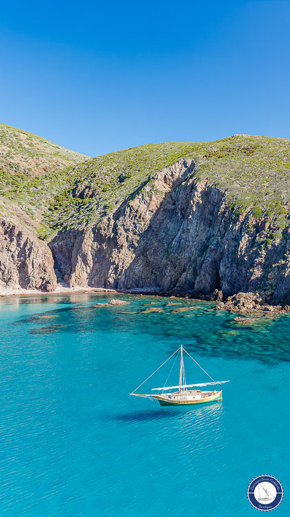 La Barca Antioco il Moro tre ancorata nella baia Le Spine, nell'isola di San Pietro in Sardegna