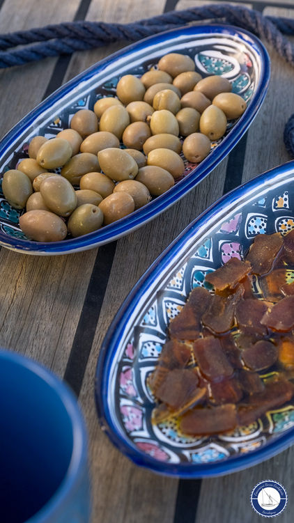 Olive e bottarga dell'aperitivo offerto da Escursioni Barca Carloforte Sardegna