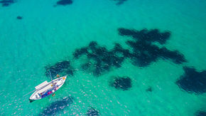 Sardegna, isole di San Pietro e Sant'Antioco, fotografie escursione in barca con Escursioni Barca, la barca nel mare trasparente