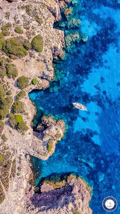 La barca Annina II durante un'escursione presso le scogliere dell'isola di San Pietro in Sardegna