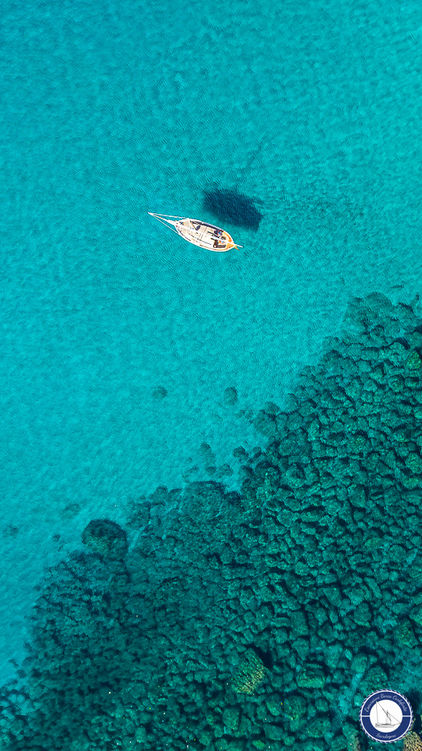Acque cristalline dell'arcipelago del Sulcis viste dall'alto, Sardegna, durante l'escursione in barca.