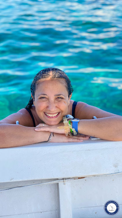 Un passeggera dell'escursione in barca a Carloforte in Sardegna