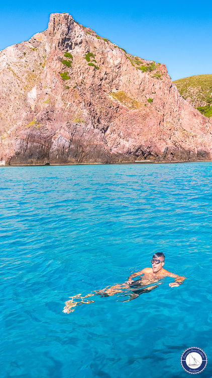 Nuoto presso la scogliera Le Spine durante l'escursione in barca a Carloforte