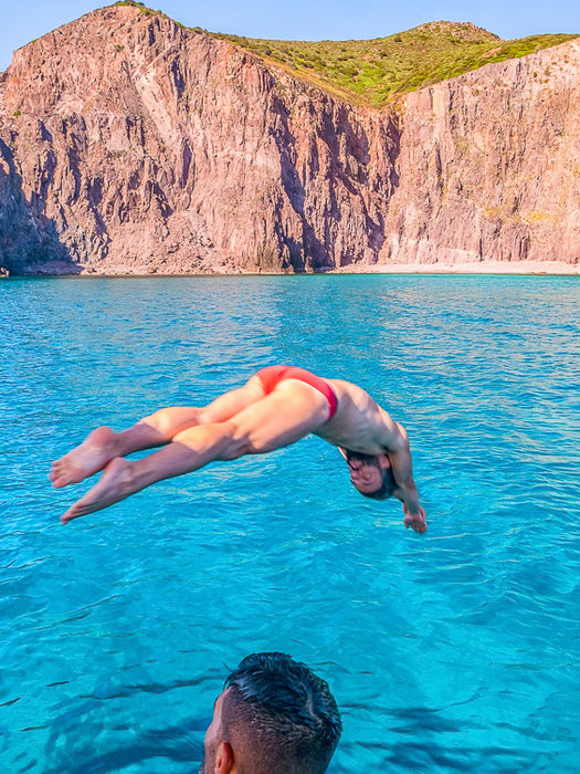 Tuffi durante l'escursione in barca in Sardegna a San Pietro