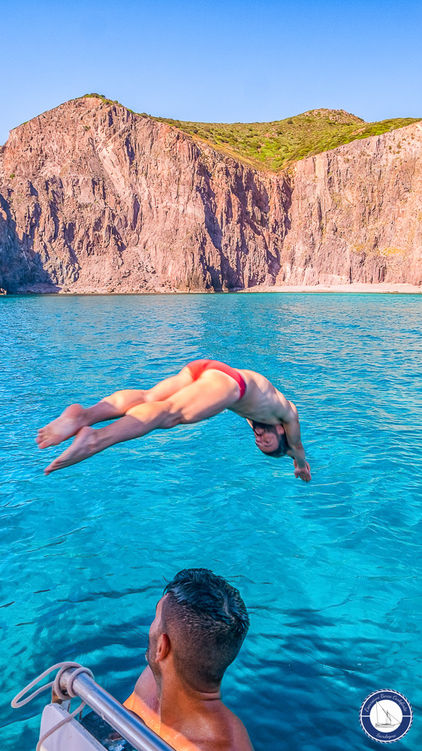 Tuffi durante l'escursione in barca in Sardegna a San Pietro
