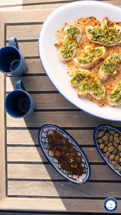 Le portate dell'aperitivo in barca a Carloforte
