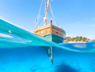 La barca Antioco il Moro Tre durante un'escursione all'isola di San Pietro in Sardegna