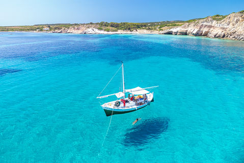 Panorama aereo dell'escursione in barca in Sardegna con il mare trasparente della spiaggia di Lucchese, a Carloforte