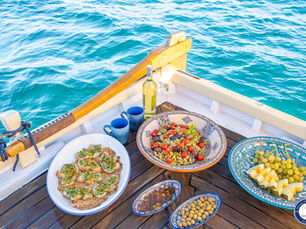 Pranzo a bordo durante l'escursione in barca nel Sud Sardegna a Carloforte
