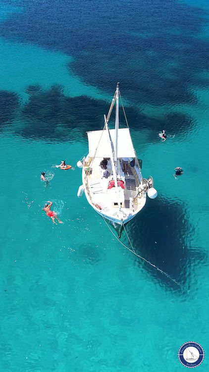 Sosta bagno nel mare trasparente durante l'escursione in barca in Sardegna, a Carloforte