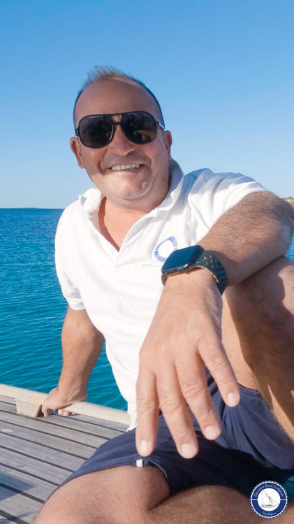 Il comandante della barca di Escursioni Barca Carloforte Sardegna