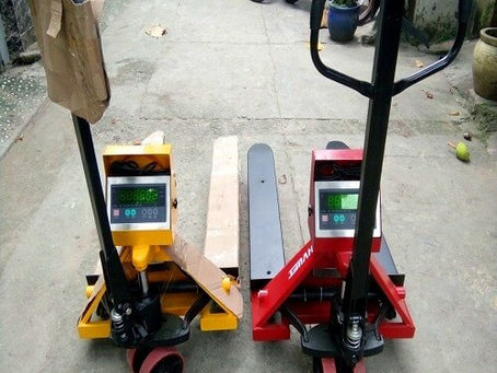 Nên mua xe nâng tay có gắn cân ở đâu?